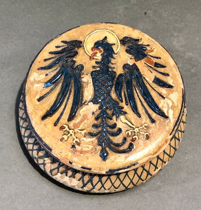 null Une boîte ronde couverte en bois gravé et peint à motif de l'aigle prussien...