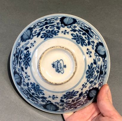 null Bol en porcelaine bleu-blanc dans le goût de la Chine 

H. : 6,3 cl 

D. : 15,5...