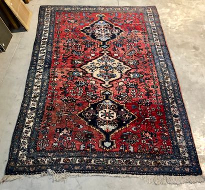 null Deux tapis en laine à champs rouge 

Iran, Xxème siècle 

202 x 133 cm 

Le...
