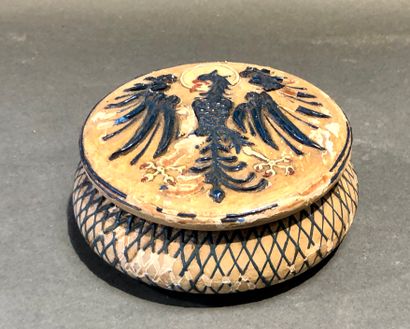 null Une boîte ronde couverte en bois gravé et peint à motif de l'aigle prussien...