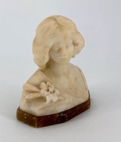 null Buste de jeune femme en marbre de Carrare sculpté et ciselé reposant sur un...