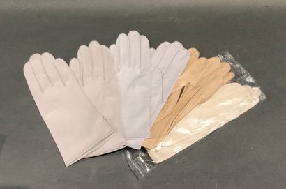 Un lot de 4 paires de gants dont : 

- 3...