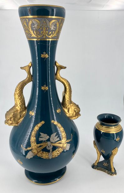 null Vase en faïence émaillée à rehauts d'or et prises en forme de dauphins stylisés...