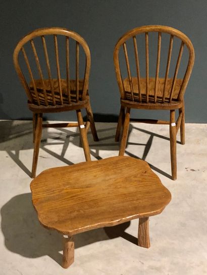 null Lot de 2 chaises et une table basse en bois 

H. des chaises : 89 cm 

Table...