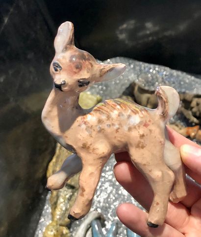 null Lot de souvenirs et animaux en porcelaine, terre cuite, un personnage en pierre...