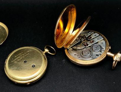 null Lot comprenant:

-une montre de poche savonnette en or jaune 18K 750°/°°, boîtier...