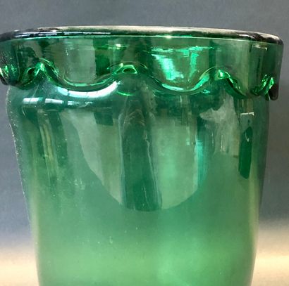 null Vase cylindre en verre doublé et bullé vert, le col ourlé 

H. : 25 cm 

D....