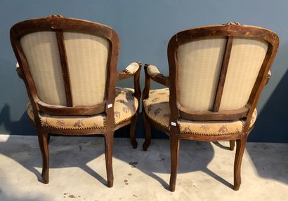 null Une paire de fauteuils en bois mouluré et sculpté de style Louis XV 

85 x 59...