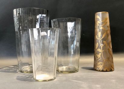 null Un lot de 3 vases d'un même modèle en verre tronconique godronné, nous joignons...