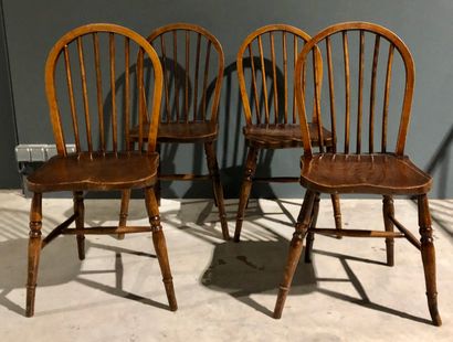 null Suite de 4 chaises japonaises en bois teinté 

H. : 87 cm 

Usures