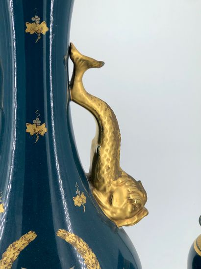 null Vase en faïence émaillée à rehauts d'or et prises en forme de dauphins stylisés...