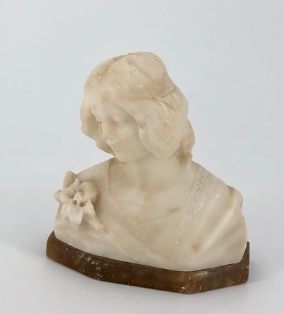 Buste de jeune femme en marbre de Carrare...