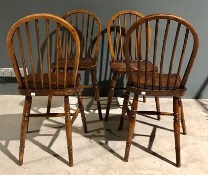 null Suite de 4 chaises japonaises en bois teinté 

H. : 87 cm 

Usures