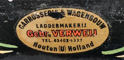 null Voiture d'attelage en bois peint et métal laqué

Plaque du fabricant "Wagenmakerij...