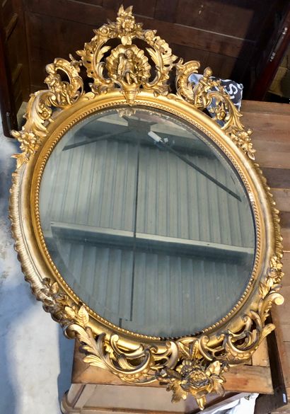 null Imposant miroir ovale en bois et stuc mouluré sculpté à décor d'angelots dans...