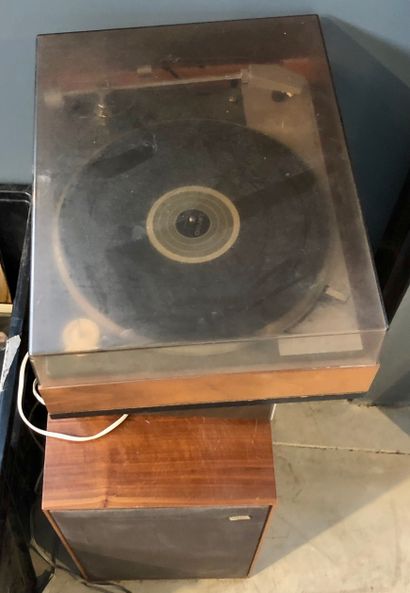 null Une paire d'enceinte KEF, nous joignons : un tourne-disques LENCO et un amplificateur...