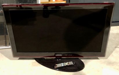 null Un téléviseur SAMSUNG modèle LE 40A676A1M

Taille de l'écran : 50 x 89 cm 

Avec...