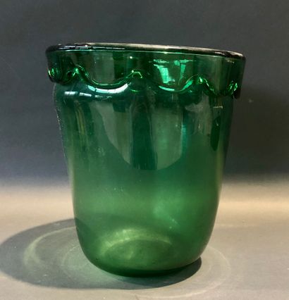 Vase cylindre en verre doublé et bullé vert,...