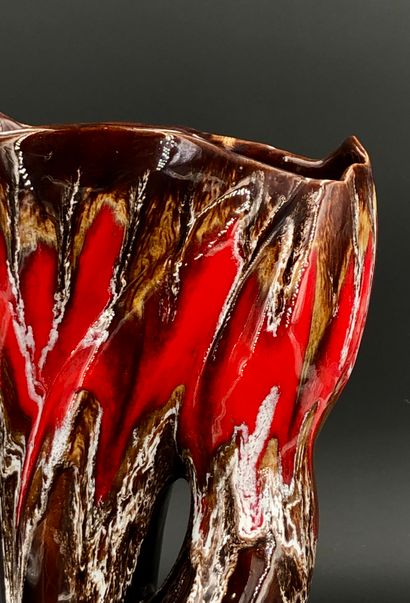 null VALLAURIS
Grand vase de forme libre en céramique émaillée dans les tons brun...