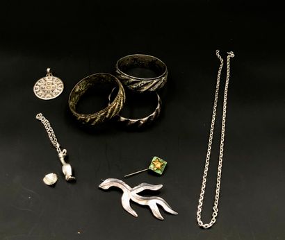 null Un ensemble de bijoux fantaisies en métal, argent et bronze (argenté) comprenant...