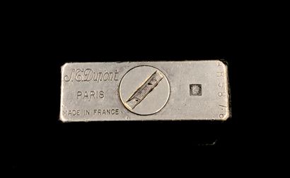 null DUPONT, Paris 
1 briquet en métal argenté 
Légers chocs, en l'état