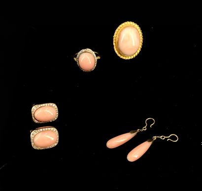 null Ensemble de bijoux comprenant:
-Une paire de boucles d'oreilles en or jaune...