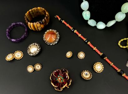 null FANTAISIE
Lot de bijoux fantaisie dont 1 broche ronde à décor d'un cabochon...
