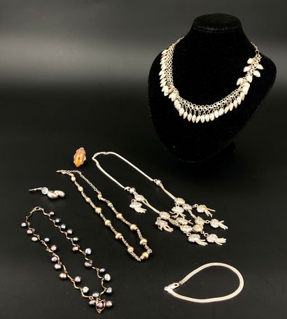 null FANTAISIE/ARGENT
Ensemble de bijoux comprenant4 colliers , 1 pendentif en argent...