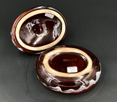 null VALLAURIS
Boîte ovale couverte en céramique émaillée dans les tons rouge, brun...