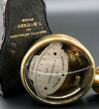 null Un manomètre métallique de E. Bourdon breveté Paris N° 910 en laiton avec cadran...