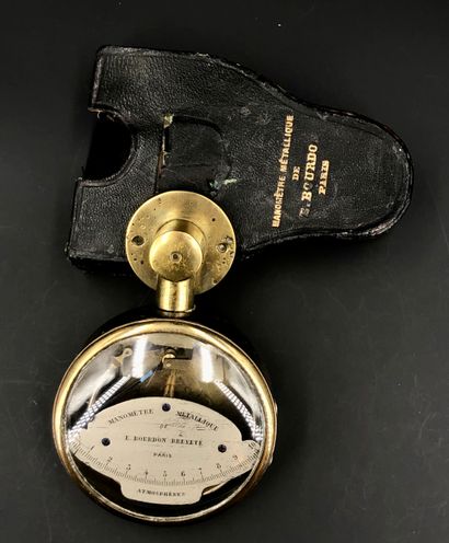 null Un manomètre métallique de E. Bourdon breveté Paris N° 910 en laiton avec cadran...