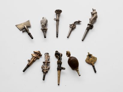 null Dix clés en métal (pierre, trompette, hache, pistolet, oiseau, ourse).