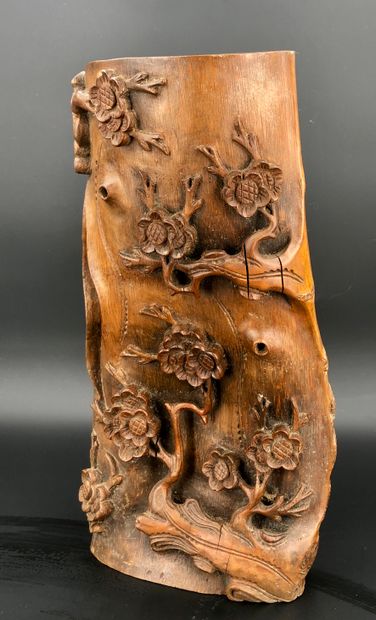 null Chine XXe siècle,

Important vase en bambou sculpté de fleurs de prunus.

H....
