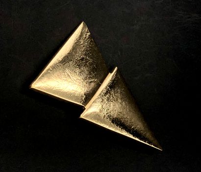 null Yves Saint Laurent. Broche en métal plaqué or composée de deux triangles. Marque...