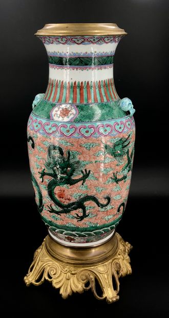 Chine, fin du XIXème siècle
Vase en porcelaine...