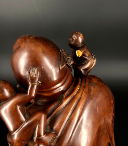 null Chine vers 1900,

Bouddhai en bois tenant le rosaire entouré de ses cinq enfants.

Accidents...