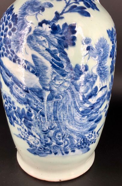 null Chine XIXe siècle,
Grand vase balustre en porcelaine céladon, à décor émaillé...