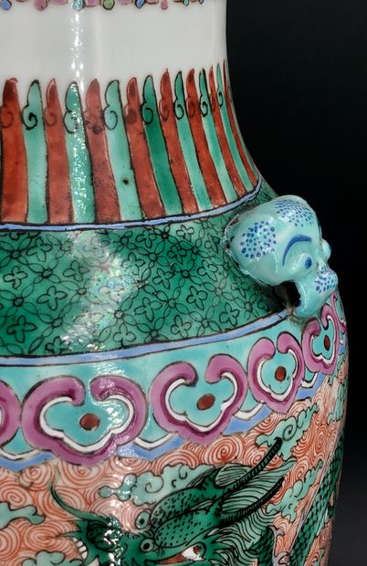 null Chine, fin du XIXème siècle
Vase en porcelaine et émaux polychromes à décor...