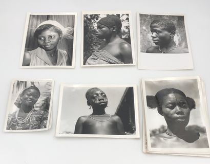null Photographies, Afrique, Congo Belge, tribus, femmes. Circa 1940-55. Ensemble...