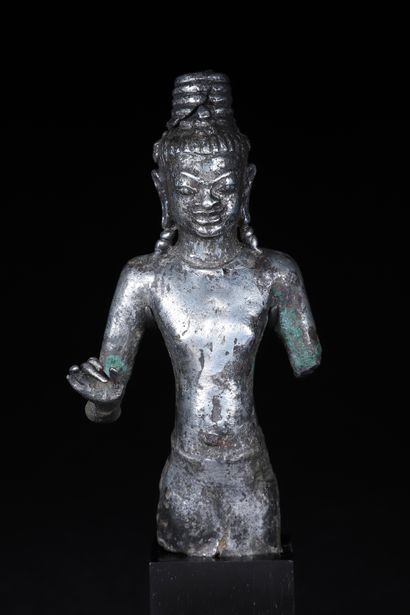 null Exceptionnelle et rare statuette de Boddhisatva Maitreya représentée vêtue d'un...