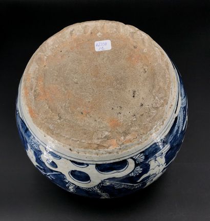 null Chine, vers 1880, dans le style des Ming,

Coupe en porcelaine et émaux bleu...