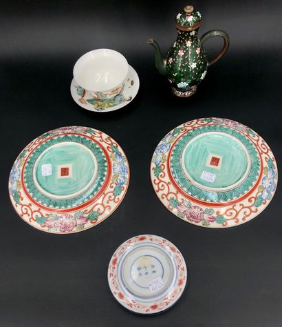 null Chine et Japon XXe siècle,

Ensemble en porcelaine comprenant une paire d’assiettes...