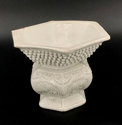 null Chine, XXe siècle,

Vase zhadou sur piédouche en porcelaine émaillée crème à...