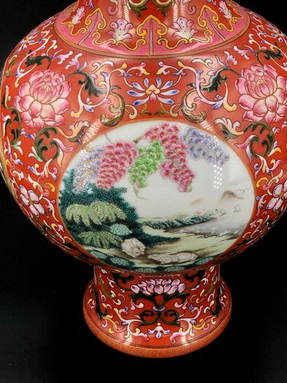 null Chine, XXe siècle

Vase balustre à panse globulaire en porcelaine et émaux polychrome...