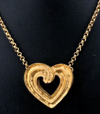 null Yves Saint Laurent. Collier métal plaqué or composé d’un pendentif cœur et d'une...