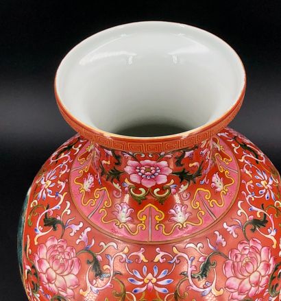 null Chine, XXe siècle

Vase balustre à panse globulaire en porcelaine et émaux polychrome...