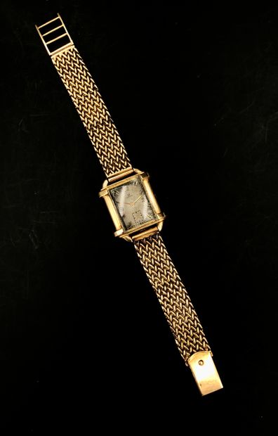 null OMEGA
Montre-bracelet de femme, le boîtier en or jaune 18K (750°/°°) de forme...