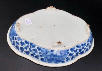null Chine, vers 1880,

Jardinière en porcelaine bleu blanc reposant sur quatre pieds...