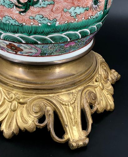 null Chine, fin du XIXème siècle
Vase en porcelaine et émaux polychromes à décor...