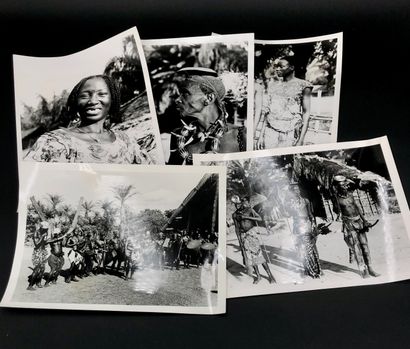 null Photographies, Afrique, Congo Belge, tribus. Circa 1940-50. Ensemble d'une trentaine...